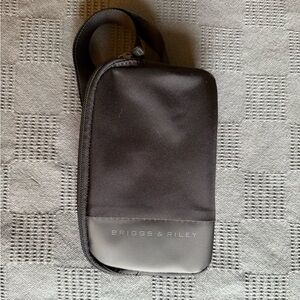 Briggs & Riley simple sling bag